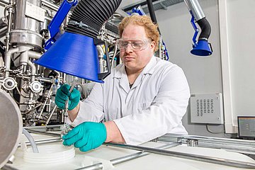 Nahaufnahme vor der LD5 mit VTA-Mitarbeiter