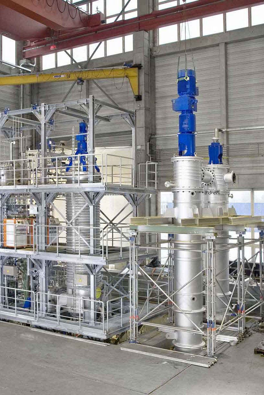 Industrielle Anlage mit Kurzweg- und Dünnschichtverdampfer