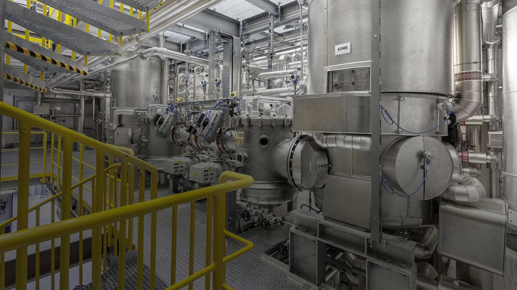 Mittlere Etage der firmeneigenen Multi-Purpose-Lohndestillationsanlage 