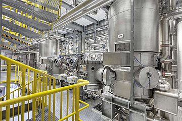 Mittlere Etage der firmeneigenen Multi-Purpose-Lohndestillationsanlage 