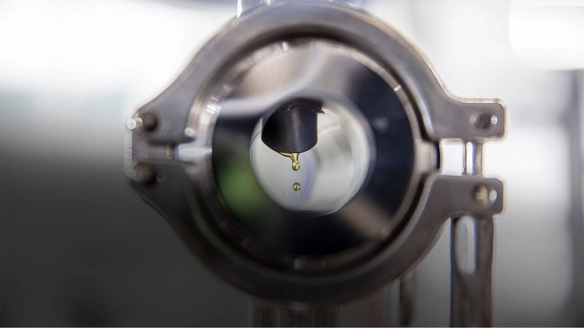 Detailaufnahme des Schauglases mit tropfendem Konzentrat in der firmeneigenen Technikums Anlage