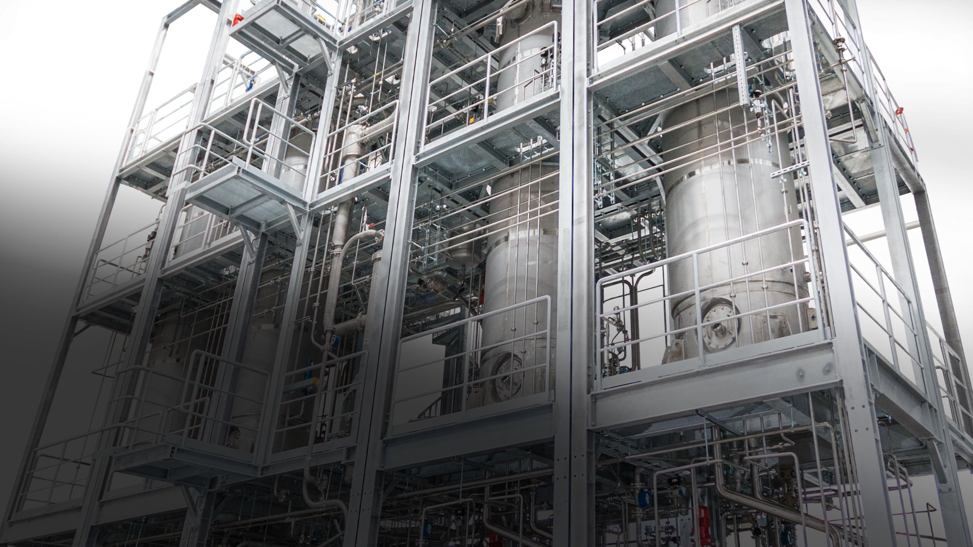 Industrielle Anlage mit Kurzwegverdampfer aus der Froschperspektive