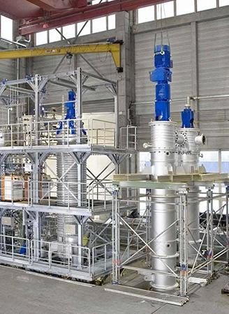 Industrielle Anlage mit Kurzweg- und Dünnschichtverdampfer
